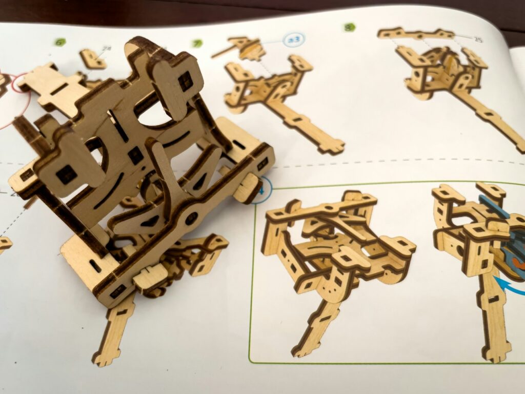 3D drevené puzzle mechanické hodiny SVG